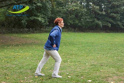 ATP-Dauerangebot Übung 3 Ältere Frau dehnt ihre Wade