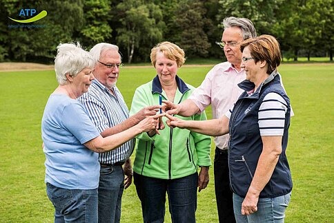ATP Übung 4 5 ältere Menschen machen eine Übung zur Koordination