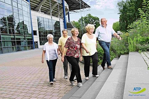 ATP Übung 7 5 ältere Menschen gehen eine Treppe hinauf