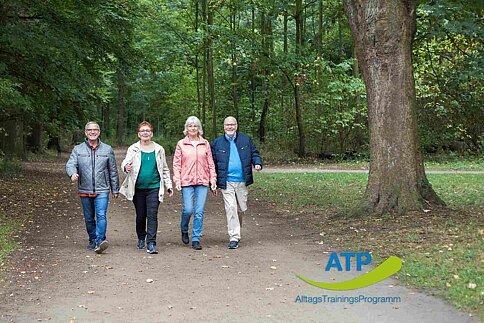 ATP-Dauerangebot Übung 5 4 ältere Menschen beim Spazieren