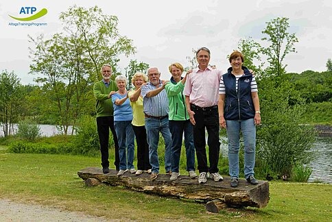 ATP Übung 6 7 ältere Menschen balancieren auf einem Baumstamm