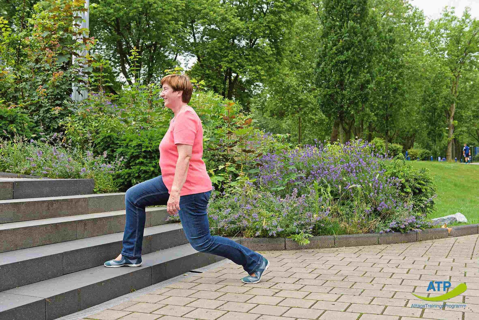 ATP Übung 9 Ältere Frau macht einen Ausfallschritt an einer Treppe