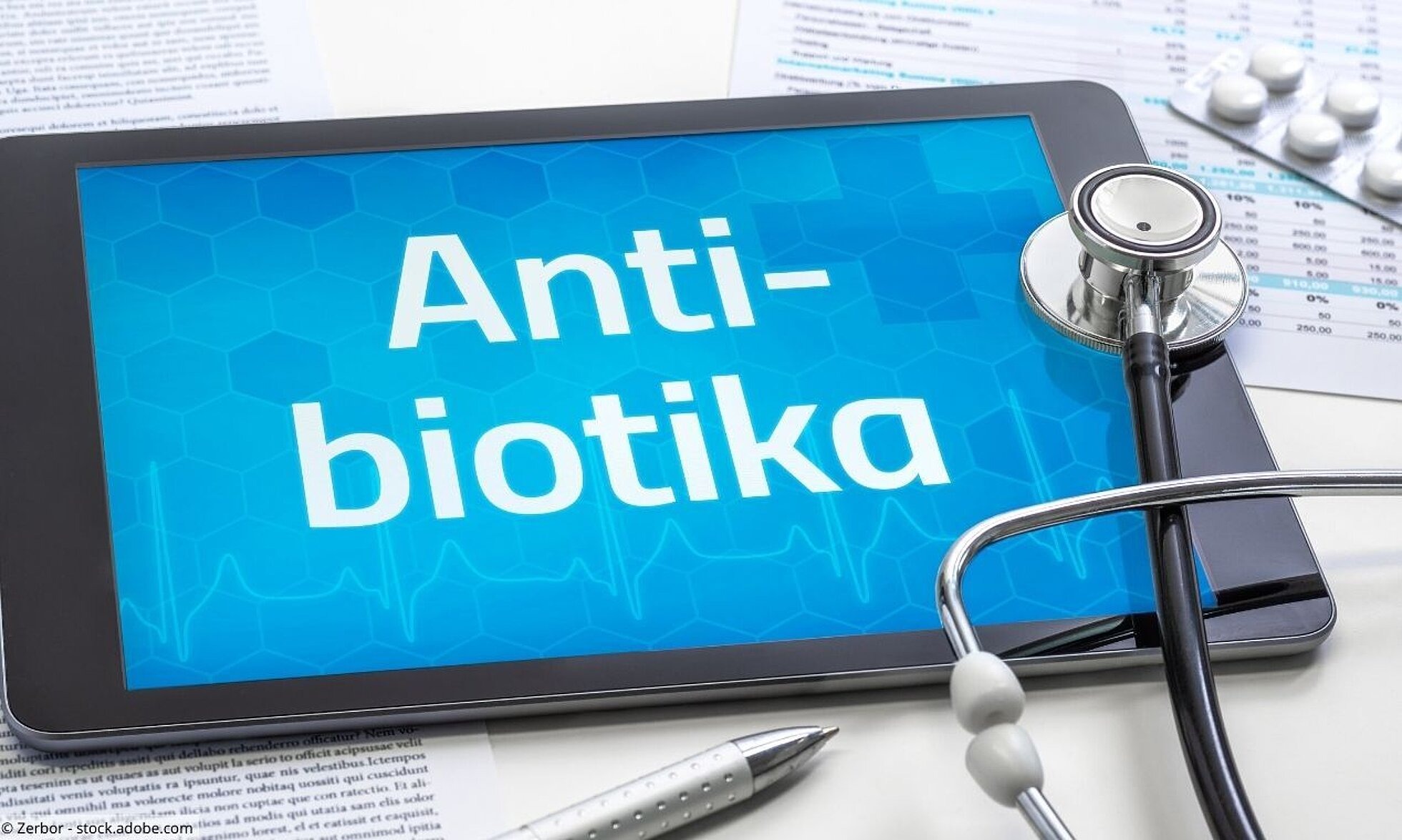 Tablet mit der Anzeige Antibiotika und Stethoskop