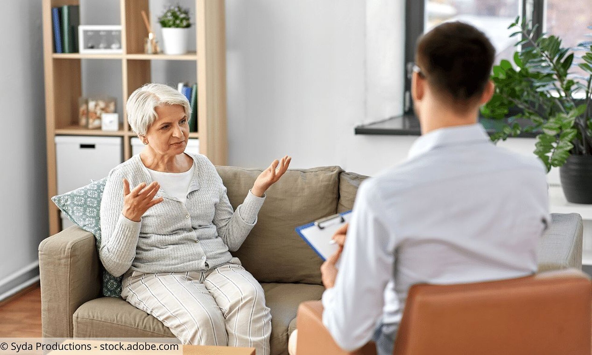 Wie wird eine Depression behandelt? Ältere Frau sitzt einem Therapeuten gegenüber