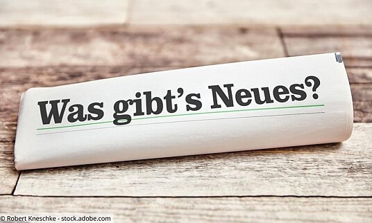 Aktuelles & Presse Zeitungsrolle mit der Überschrift "Was gibt's Neues?"