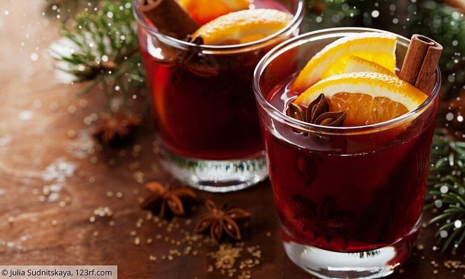 2 Gläser mit Glühwein