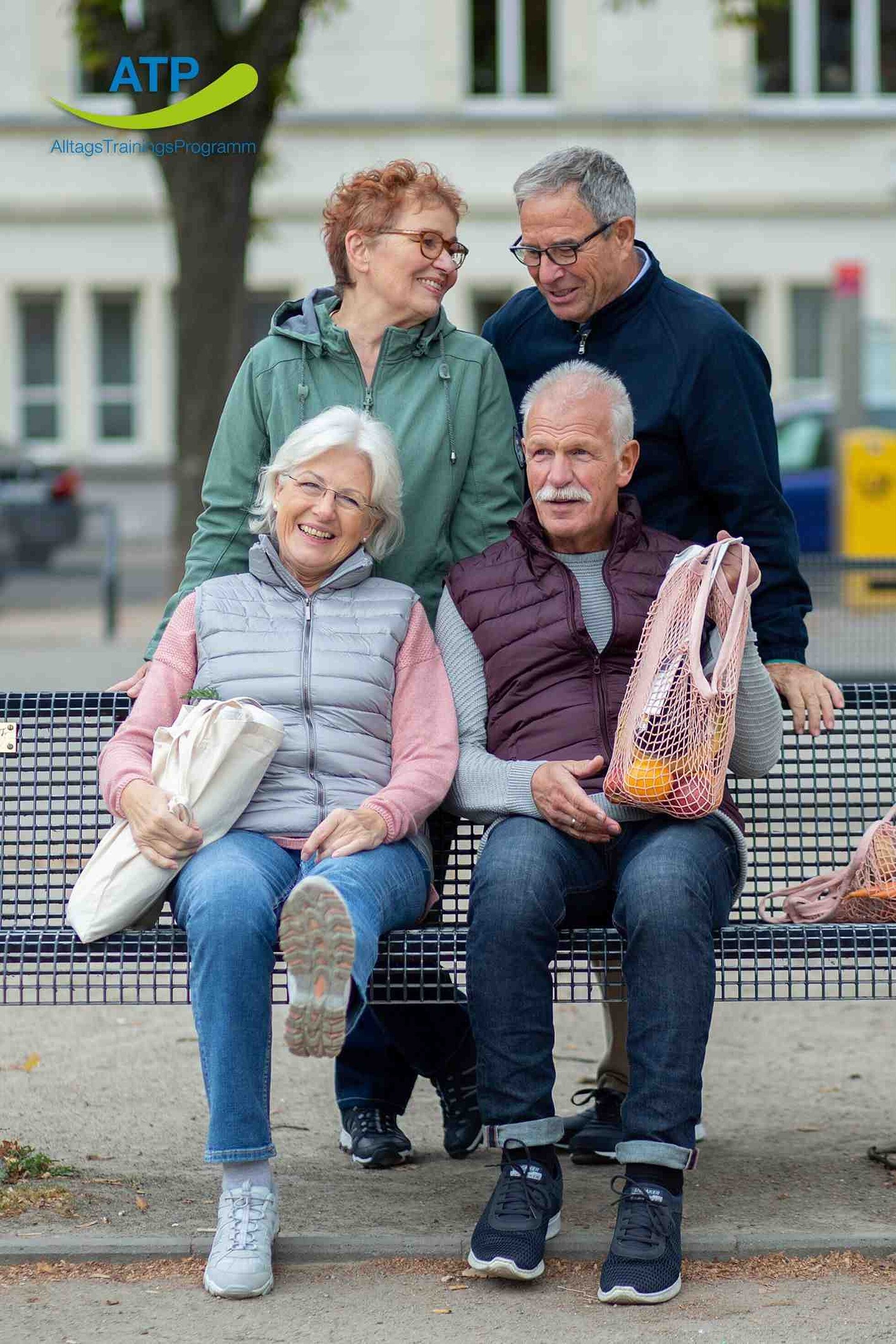 ATP-Dauerangebot Übung 10 4 ältere Menschen machen Übungen beim Warten