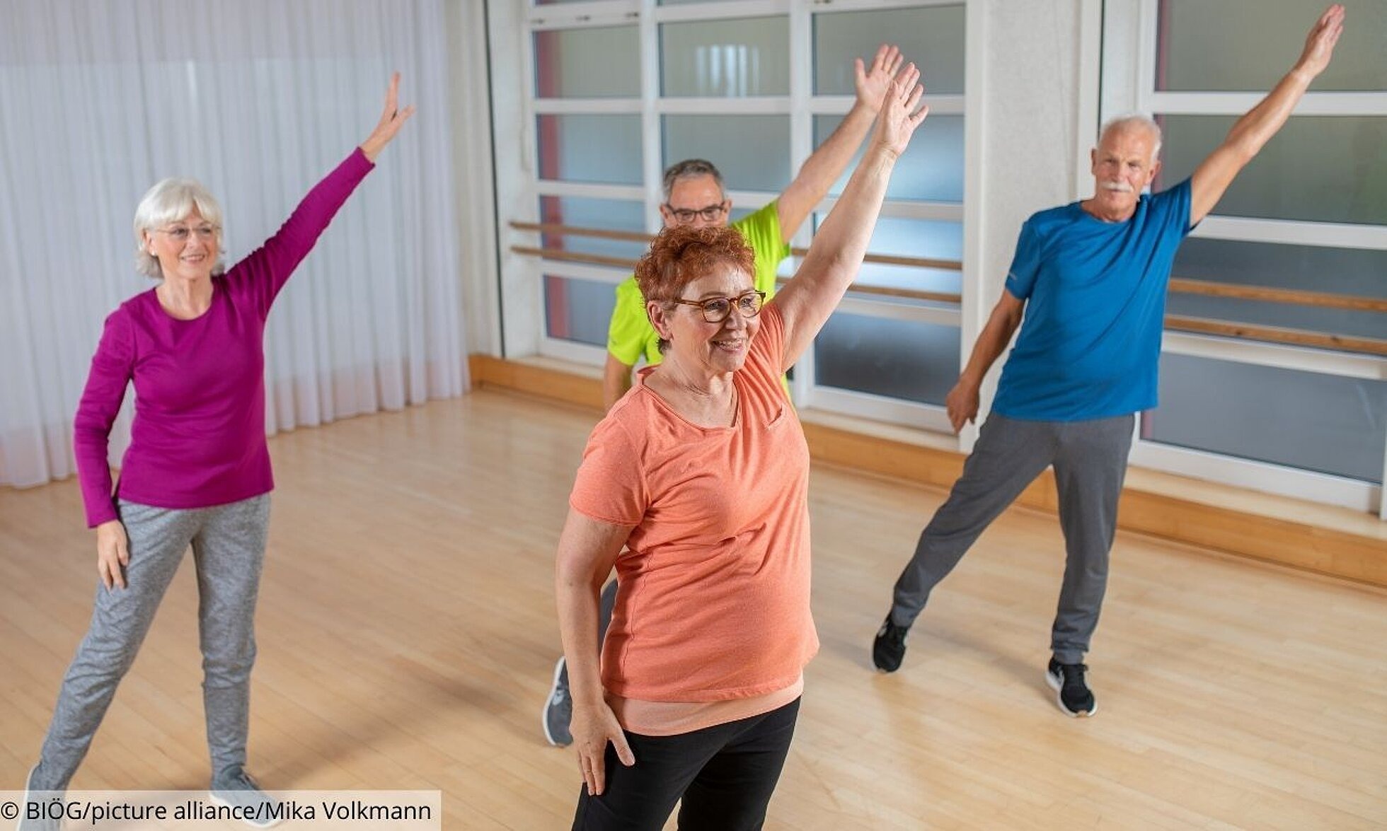 Gruppe mit Seniorinnen und Senioren bei Bewegungsübungen