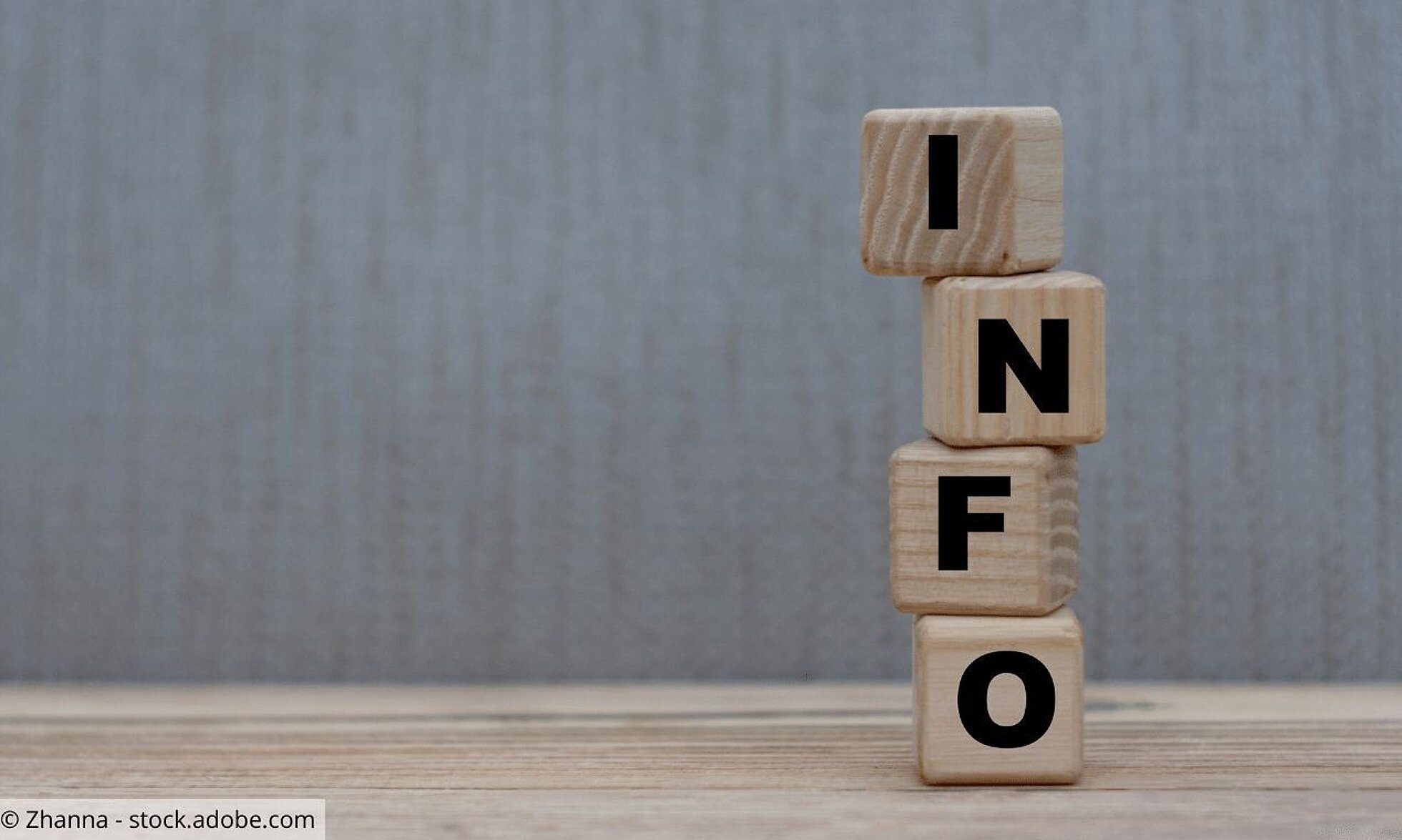 Weiterführende Informationen Aufeinandergestapelte Holzwürfel mit Buchstaben bilden das Wort Info