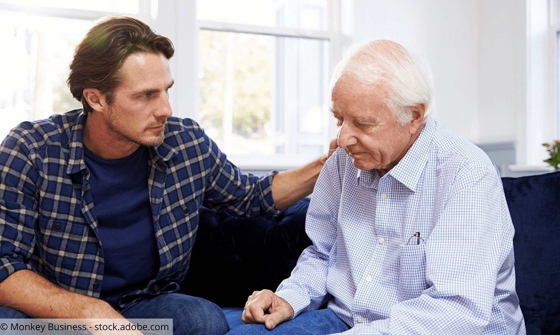Hinweise für Angehörige von Menschen mit Depressionen Älterer Vater und Sohn bei einem Gespräch, Sohn guckt Vater verständnisvoll an