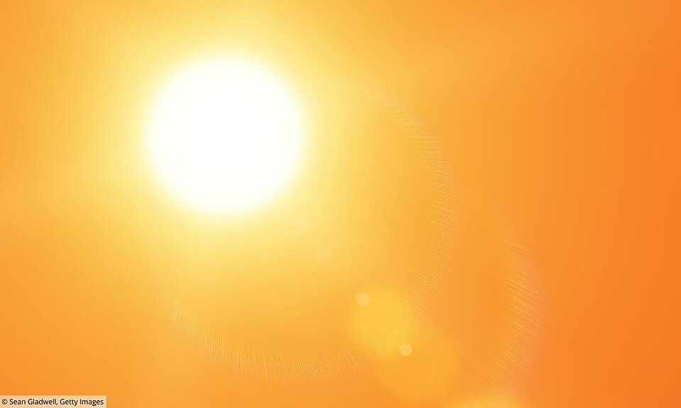 DWD Hitzewarnungen Grelle Sonne mit orangenem Himmel