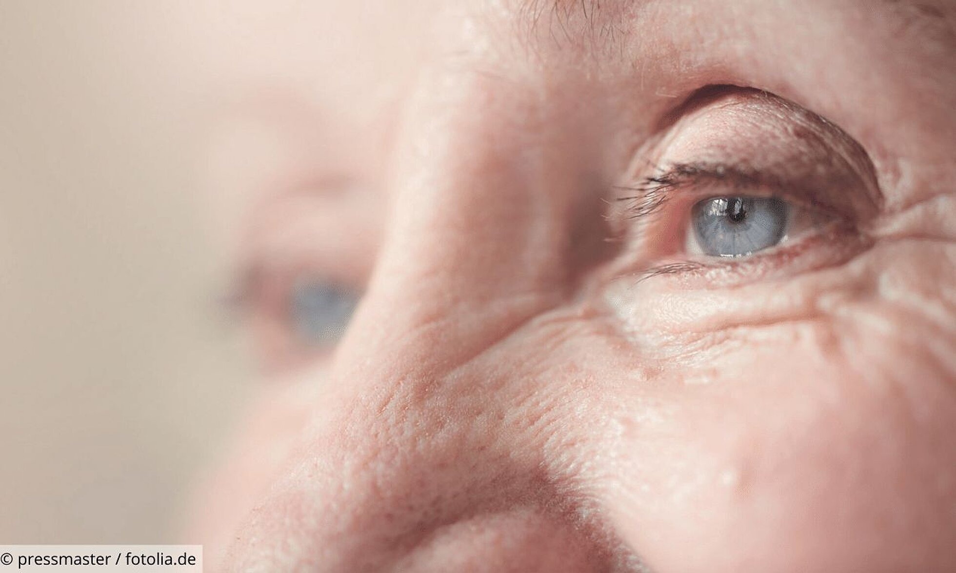 Wie eine Depression entsteht Nahaufnahme vom Gesicht einer älteren Frau mit Fokus auf das linke Auge