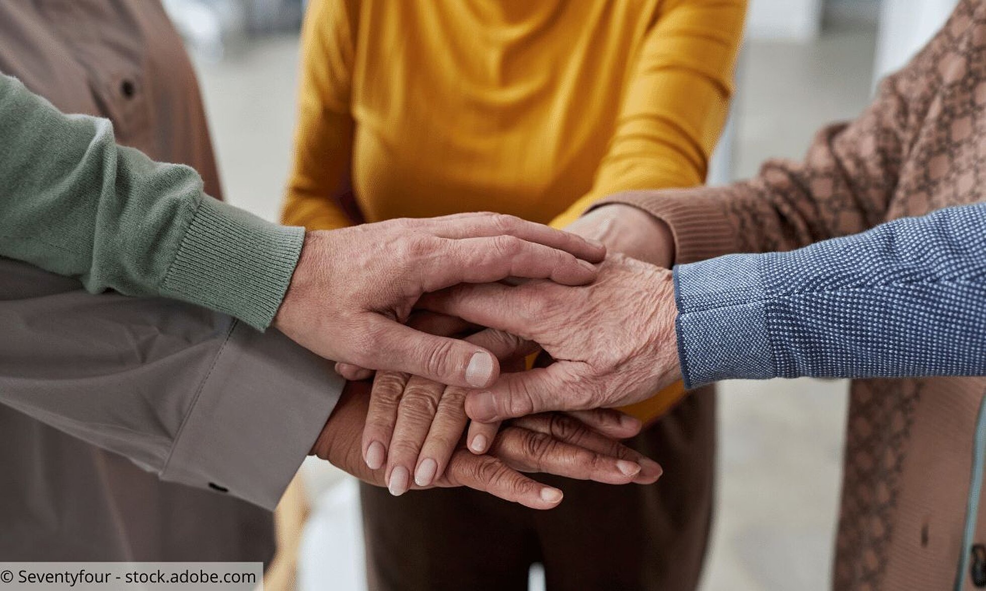 Porträts von Menschen mit Depressionen Seniorinnen und Senioren legen Hände aufeinander