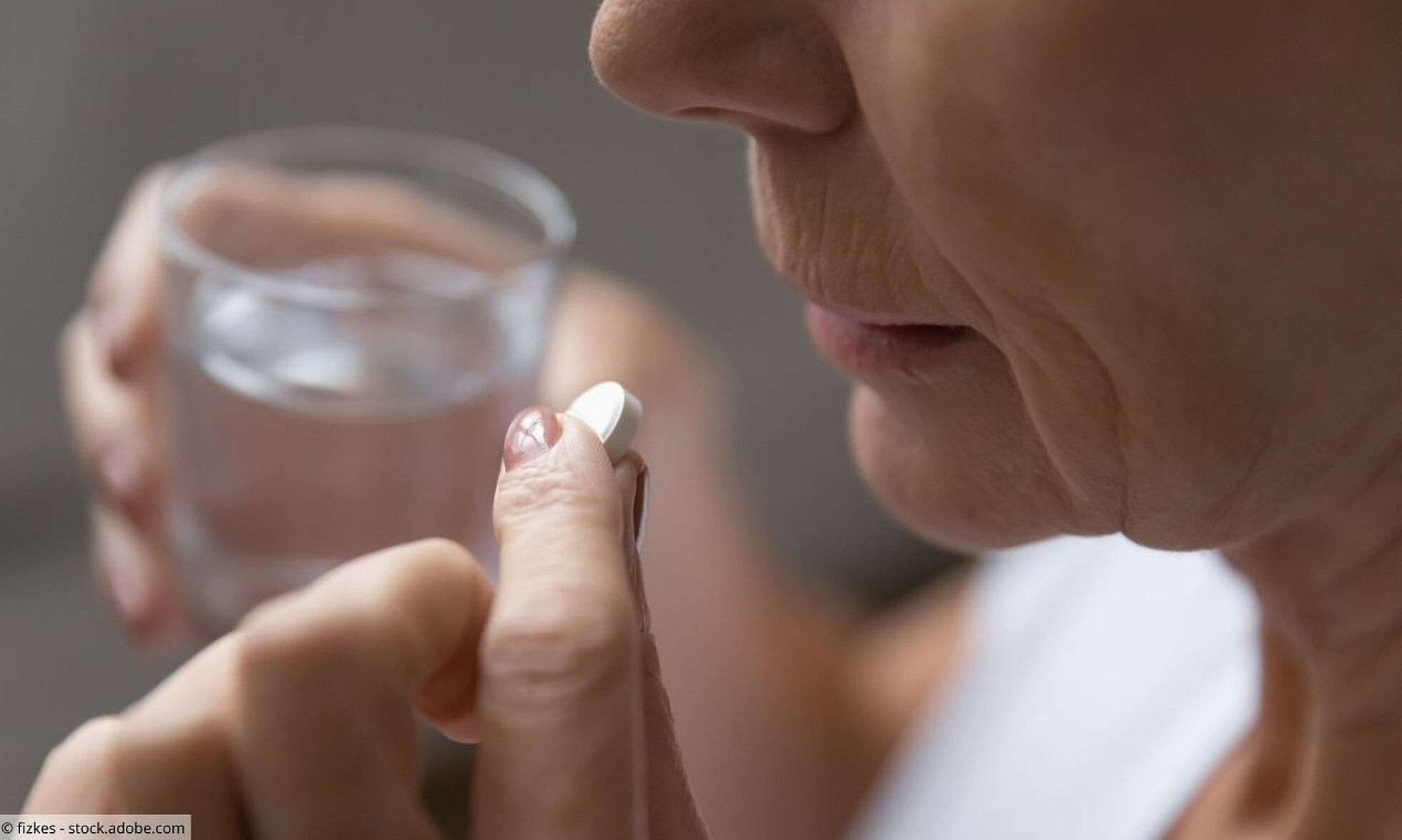 Ältere Frau nimmt Tablette