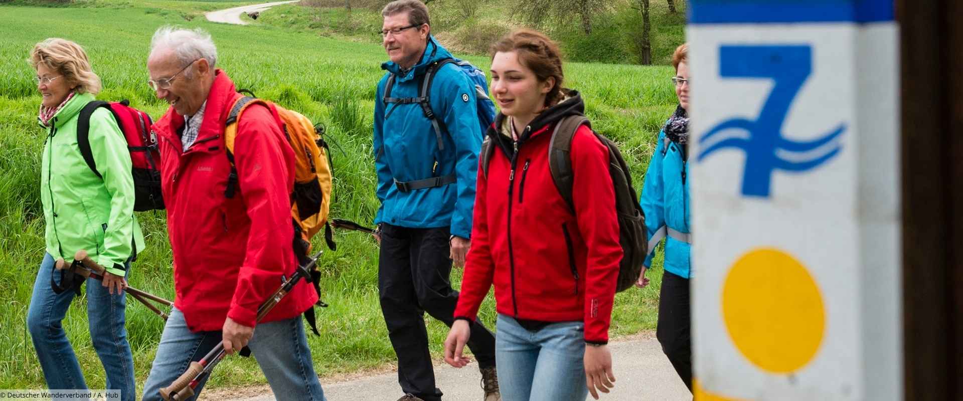 Gesund Wandern Gruppe von Wanderern in der Natur