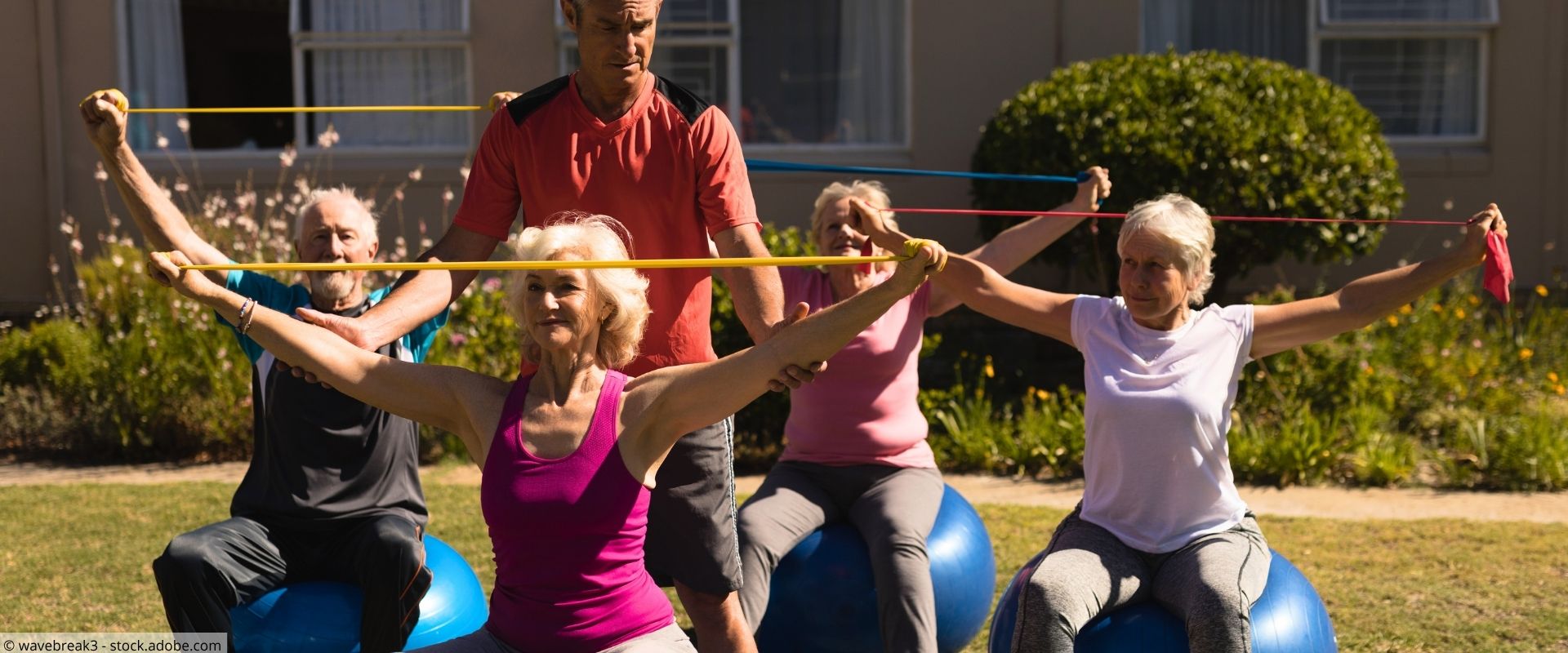 Empfehlungen zu Sport bei Hitze Seniorengruppe auf Gymnastikbällen mit Trainer bei Sportübungen